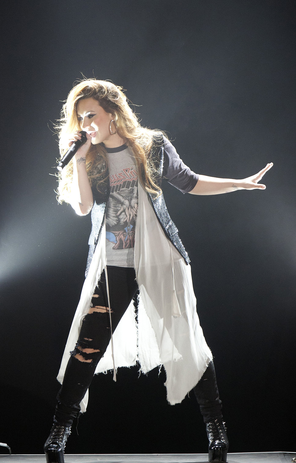 demi_lovato_performing_on_stag