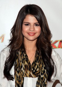 selena-gomez-long-hairstyles-long-curls-mxp2uizsrjql.jpg